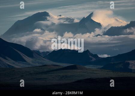 Una vista spettacolare del Monte Denali-McKinley che si erge sopra le nuvole e le montagne circostanti dal miglio 12 a Denali Natl Park, Alaska. Foto Stock