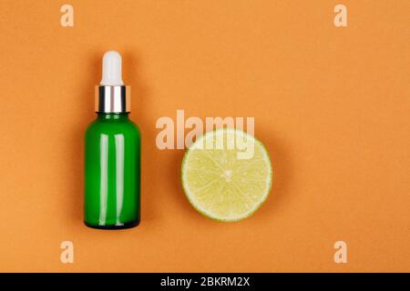 Faccia naturale olio con vitamina C. piatto stile di laici. Foto Stock