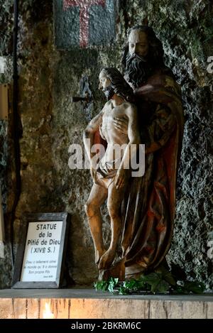 Francia, Doubs, Les Combes, grotta-cappella di Remonot del 12 ° secolo, statua della pietà di Dio del 14 ° secolo Foto Stock