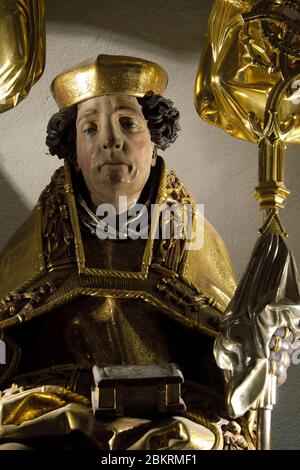 Francia, Alto Reno, Thann, chiesa collegiata di Saint Thiebaut datata 14 ° secolo, Cappella di Saint Thiebaut datata 13 ° secolo, altare, statua lignea policroma del santo intorno al 1520 Foto Stock