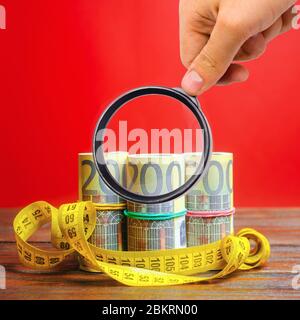Euro fatture e metro a nastro. Il concetto di business e finanza. Analisi dei profitti e dei redditi. Capitale e budget. Risparmiare denaro. Pianificazione e gestione Foto Stock