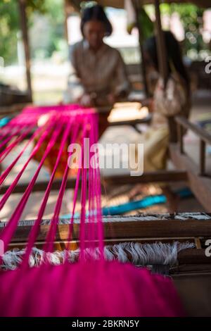 Cambogia, quartiere di Siem Reap, orfanotrofio di piccoli angeli e centro d'arte Khmer, ragazza che impara a tessere Foto Stock