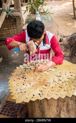 Cambogia, quartiere Siem Reap, orfanotrofio dei piccoli angeli e centro artistico Khmer, carver Foto Stock