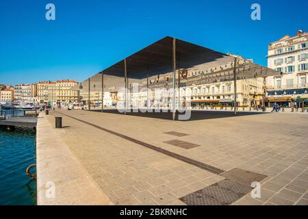 Francia, Bouches du Rhone, Marsiglia, Covid-19 o Coronavirus, Vieux Port, quai de la Fraternite, l'ombri?re dell'architetto Norman Foster Foto Stock