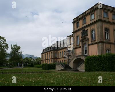 Il cosiddetto nuovo Castello di Stoccarda visto dal parco del castello nel centro della città tedesca Foto Stock