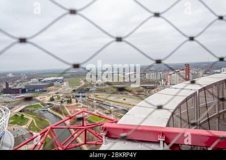 Torre di osservazione di ArcelorMittal Orbit con vista panoramica del Parco Olimpico della Regina Elisabetta Foto Stock