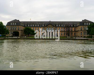Il cosiddetto nuovo Castello di Stoccarda visto dal parco del castello nel centro della città tedesca Foto Stock