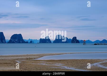 Vietnam, ha Long Bay un sito patrimonio mondiale dell'UNESCO, rocce carsiche Foto Stock