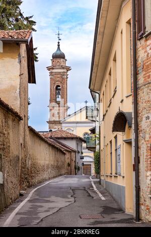 Vista lungo Via Umberto alla torre della Chiesa di San Sebastiano nel borgo medievale di la Morra, Piemonte, Italia Foto Stock