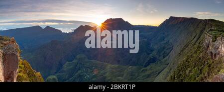 Francia, Reunion Island, Reunion National Park, patrimonio mondiale dell'UNESCO, Cirque de Mafate, Maido ViewPoint, paesaggio naturale del Cirque de Mafate all'alba Foto Stock