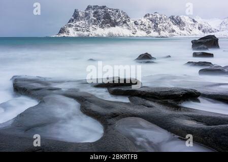 Norvegia, Nordland County, Isole Lofoten Uttakleiv, Spiaggia Foto Stock
