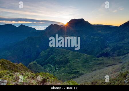 Francia, Reunion Island, Reunion National Park, patrimonio mondiale dell'UNESCO, Cirque de Mafate, Maido ViewPoint, paesaggio naturale del Cirque de Mafate all'alba Foto Stock