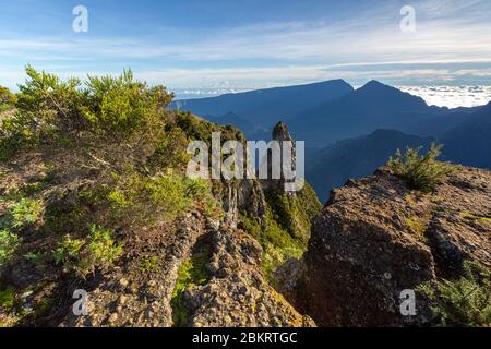 Francia, Reunion Island, Reunion National Park, patrimonio mondiale dell'UNESCO, Cirque de Mafate, Maido ViewPoint, paesaggio naturale del Cirque de Mafate all'alba Foto Stock
