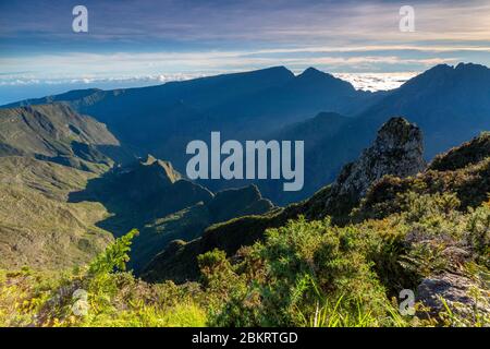 Francia, Reunion Island, Reunion National Park, patrimonio mondiale dell'UNESCO, Cirque de Mafate, Maido ViewPoint, paesaggio naturale del Cirque de Mafate all'alba Foto Stock