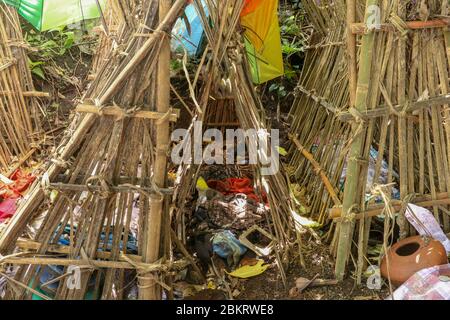 Trunyan è notevole per il suo particolare trattamento dei corpi morti, in cui sono posti apertamente a terra, semplicemente coperto di stoffa e bambù c Foto Stock