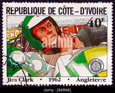 COSTA D'AVORIO - CIRCA 1981: Un francobollo stampato in Costa d'Avorio mostra Jim Clark, pilota britannico di Formula uno dalla Scozia, circa 1981 Foto Stock