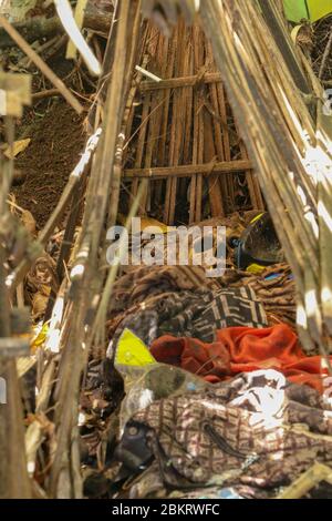 Vista ravvicinata delle tettoie di bambù aperte con resti umani. Cadavere vestito in stoffa colorata. Trunyan è notevole per il suo particolare trattamento di bodi morti Foto Stock