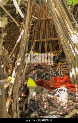 Vista ravvicinata delle tettoie di bambù aperte con resti umani. Cadavere vestito in stoffa colorata. Trunyan è notevole per il suo particolare trattamento di bodi morti Foto Stock