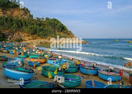 Vietnam, provincia di Binh Dinh, vicino qui Nohn, il villaggio di pescatori di Xuan Hai, basket barca vietnamita chiamato ghe th?ng ch?i. Foto Stock