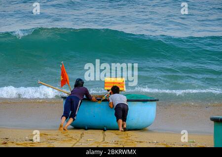 Vietnam, provincia di Binh Dinh, vicino qui Nohn, il villaggio di pescatori di Xuan Hai, andando a pescare in un cestino vietnamita barca chiamato ghe th?ng ch?i. Foto Stock