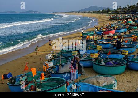 Vietnam, provincia di Binh Dinh, vicino qui Nohn, il villaggio di pescatori di Xuan Hai, basket barca vietnamita chiamato ghe th?ng ch?i. Foto Stock