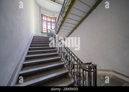 Scale nell'edificio degli appartamenti antichi ingresso con scala simmetrica e alti soffitti Foto Stock