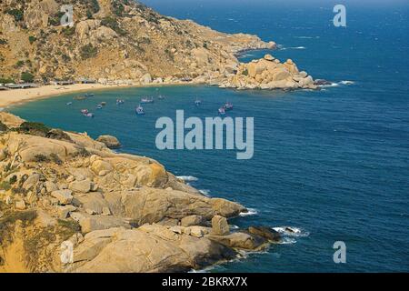 Vietnam, provincia di Ninh Thuan, Phan Rang, barche da pesca nella baia di Mui Dinh Foto Stock