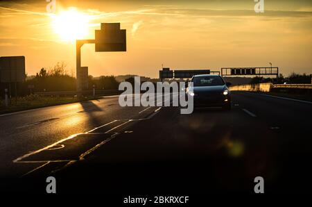 Automobili su una autostrada al tramonto (SHALLOW DOF; dai toni di colore immagine) Foto Stock