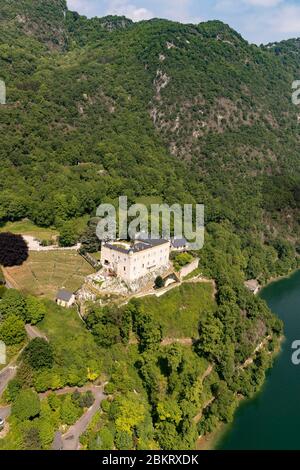 Francia, Savoia, Lac du Bourget, Aix-les-Bains, Riviera delle Alpi, CH?teau de Bourdeau, 14 ° secolo, stile troubadour, completamente ristrutturato, situato nella città di Bourdeau, si affaccia sul lago Bourget (vista aerea) Foto Stock