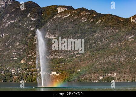 Francia, Savoia, Lac du Bourget, Aix-les-Bains, Riviera delle Alpi, Arcobaleno sopra il CH?teau de Bourdeau, 14 ° secolo, stile troubadour, completamente restaurato, situato nella città di Bourdeau, si affaccia sul lago Bourget Foto Stock