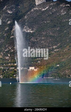 Francia, Savoia, Lac du Bourget, Aix-les-Bains, Riviera delle Alpi, Arcobaleno sopra il CH?teau de Bourdeau, 14 ° secolo, stile troubadour, completamente restaurato, situato nella città di Bourdeau, si affaccia sul lago Bourget Foto Stock