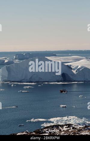 Telefoto di barca tra gli iceberg nella baia di Disko Ilulissat Foto Stock