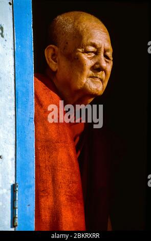 Birmania, Myanmar, Karen state, hPa-an, il sayadaw o abate di Thamanya nel suo ashram, vero Dio vivente per i buddisti birmani, chiamato anche U Winaya, il suo nome secolare è Khun Schwe Waing nel giugno 2003, pochi mesi prima della sua scomparsa Foto Stock