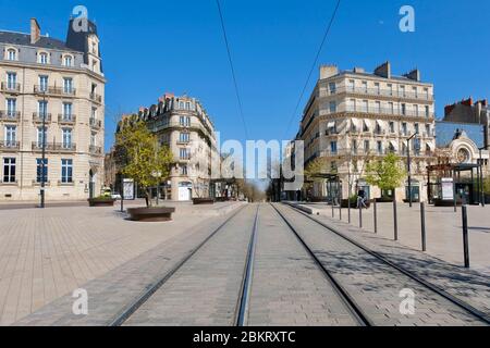 Francia, Cote d'Or, Digione, COVID-19 (o Coronavirus), zona dichiarata Patrimonio dell'Umanità dall'UNESCO, Place Darcy, tram ferroviario Foto Stock