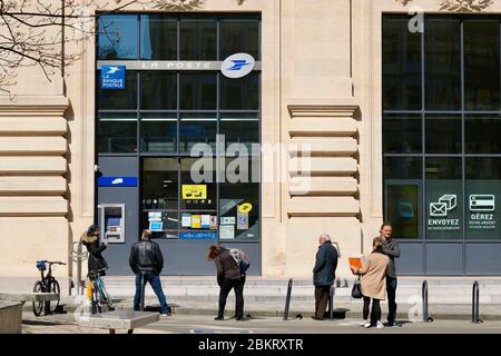 Francia, Cote d'Or, Digione, COVID-19 (o Coronavirus) blocco, zona dichiarata Patrimonio Mondiale dall'UNESCO, Place Grangier, coda di fronte al Post Office rispetto delle distanze sociali Foto Stock