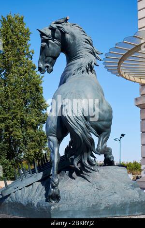 Francia, Parigi, zona dichiarata Patrimonio Mondiale dall'UNESCO, statue sul piazzale del Museo d'Orsay, Cavallo di Pierre Louis Rouillard Foto Stock