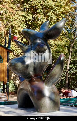 Francia, Parigi, Piazza dell'uccello della Luna, scultura dell'uccello della Luna di Joan Miro Foto Stock