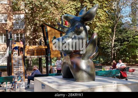 Francia, Parigi, Piazza dell'uccello della Luna, scultura dell'uccello della Luna di Joan Miro Foto Stock