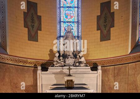 Francia, Parigi, interno della chiesa di Saint Pierre de Montrouge, ND du Bon Secours, gruppo scolpito in marmo firmato Edmond Victor Leharivel Durochre Foto Stock