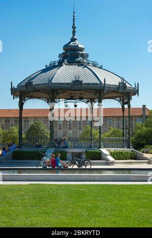 Francia, Drome Valence, ViaRhona, ciclista di fronte al chiosco Peynet Foto Stock