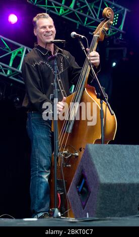 Il critico e musicista britannico Mark Kermode suona il basso con il gruppo di skiffle i fratelli Dodge al Festival della Convention di FAirport 14 agosto 2009. Foto Stock