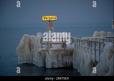 Svizzera, cantone di Ginevra, Versoix, i bordi del lago di Ginevra gelido con vento nord molto forte e freddo, molo coperto di ghiaccio Foto Stock