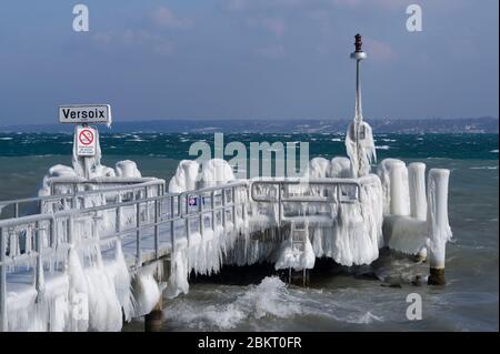Svizzera, cantone di Ginevra, Versoix, i bordi del lago di Ginevra gelido con vento nord molto forte e freddo, molo coperto di ghiaccio Foto Stock