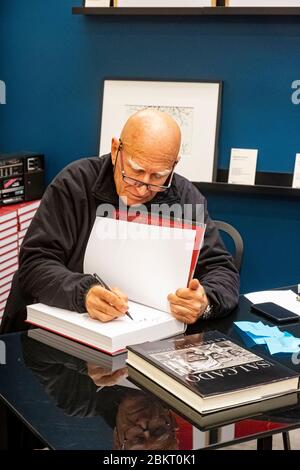 Francia, Parigi, quartiere Marais, Galerie Polka, dedica del fotografo Sebastiao Salgado Foto Stock