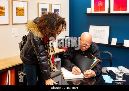 Francia, Parigi, quartiere Marais, Galerie Polka, dedica del fotografo Sebastiao Salgado Foto Stock