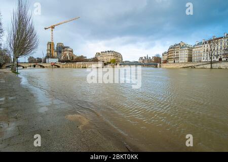 Francia, Parigi, alluvione del 2020 marzo, porto di Montebello e Notre Dame de Paris cattedrale Foto Stock