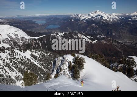 Francia, alta Savoia, massiccio di Sambuy, sci alpinismo con vista sui laghi di Annecy sotto la neve Foto Stock