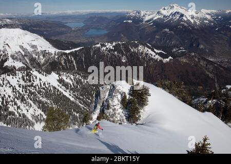 Francia, alta Savoia, massiccio di Sambuy, sci alpinismo con vista sui laghi di Annecy sotto la neve Foto Stock