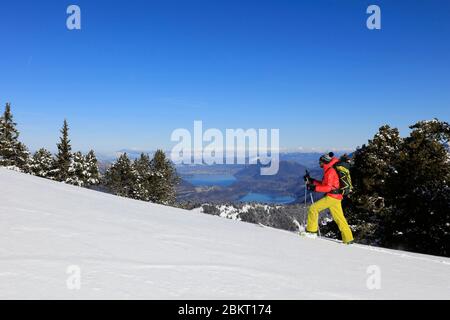 Francia, alta Savoia, massiccio di Sambuy, sci alpinismo con vista sui laghi di Annecy sotto la neve Foto Stock