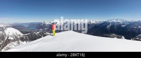 Francia, alta Savoia, massiccio di Sambuy, sci alpinismo con vista sui laghi di Annecy sotto la neve Foto Stock